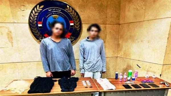 يرتديان ملابس نسائية.. تفاصيل مثيرة في ضبط شخصين يستقطبان الرجال عبر تطبيق هاتفي بالجيزة