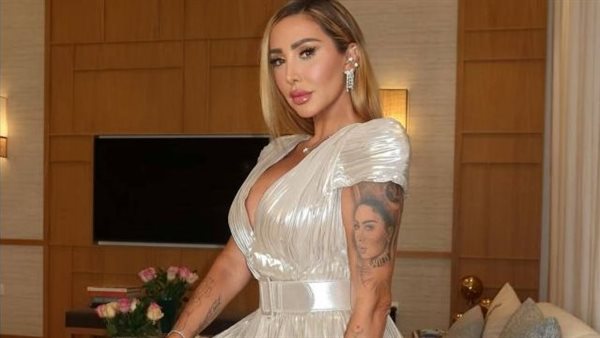 فستان مجسم.. جويل مردينيان تثير الجدل بإطلالة جريئة | شاهد