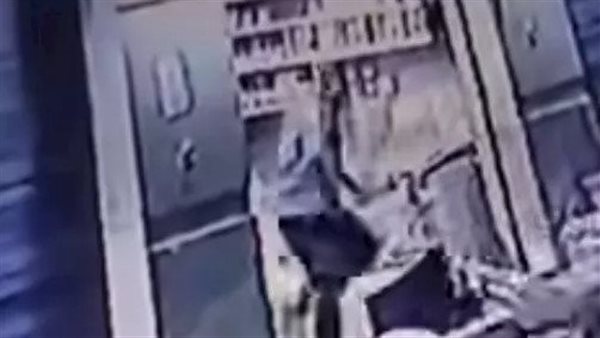 رعب في الحصري.. عامل يقطع صاحب سوبر ماركت بالساطور بنص الليل