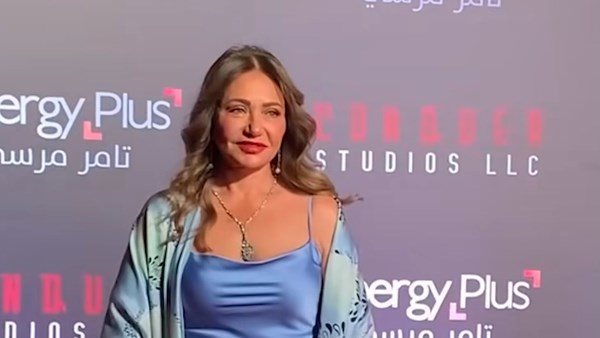 فستان جريء.. ليلى علوي تثير ضجة بإطلالة أنيقة في مهرجان الجونة | شاهد