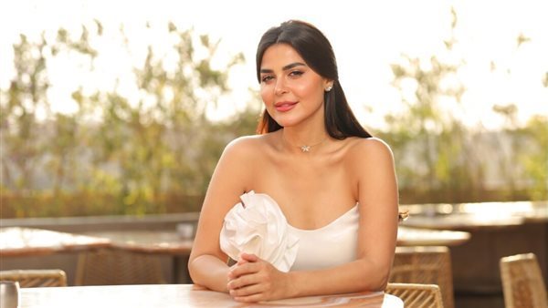 فستان لافت.. رانيا منصور تثير ضجة بإطلالة جريئة | شاهد