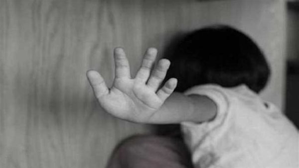 دولاب يتحول إلى قبر.. أم بلا قلب كتمت أنفاس ابنتها ودفنتها تحت أكوام الملابس