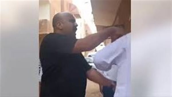 بسبب الإيجار .. لحظة صفع رجل مسن تثير غضب السوشيال ميديا | فيديو