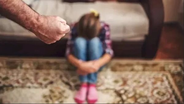 سلك وماسورة وماء مغلي.. وصلة تعذيب لطفلة على يد والدها بكفر الشيخ 