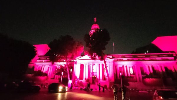 إضاءة قبة قصر العيني باللون الوردي تزامنا مع اليوم العالمي للتوعية بسرطان الثدي