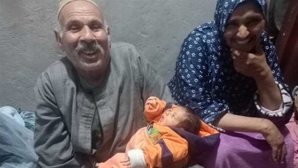 نفسي اطمن على مستقبله.. مُسن يرزق بمولود جديد من زوجته في عمر الـ73