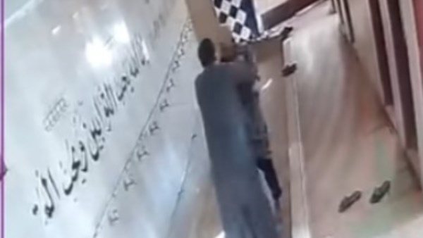 فيديو صادم.. شاب يعتدي على مسن داخل مسجد بالغربية لخلافهما على آذان الفجر | شاهد