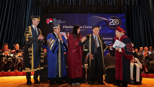 الجامعة البريطانية تمنح الدكتوراه الفخرية لـيسرية لوزا ساويرس وتكرم أوائل الدفعات