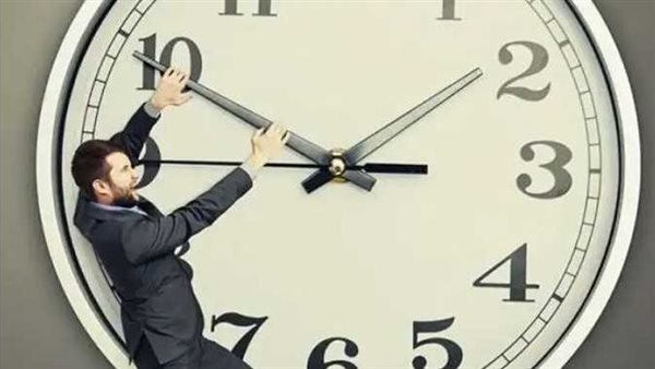 بطء الإيقاع سر التقارب العاطفي.. هل يعيد التوقيت الشتوي التواصل بين الأزواج؟ 