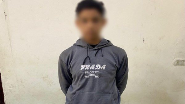  عاتبه بسبب معاكسة فتاة.. تفاصيل القبض على طالب تعدى على أخر بسلاح أبيض في دمياط 