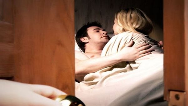 ضبطهما في وضع مخل.. زوجة تتهم زوجها بإلقائها من الطابق الثاني والعشيق يبرئه