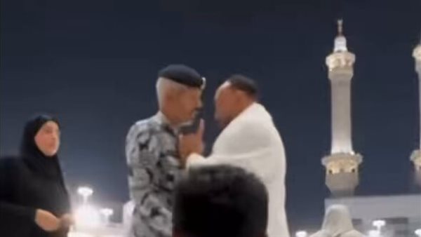 غضب واستياء.. تعامل شرطي مع رجل وسيدة في الحرم يثير الجدل | فيديو