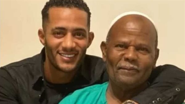 حافظ القرآن كله وعايشين ببركته.. ماذا قال محمد رمضان عن والده قبل رحيله؟ | فيديو