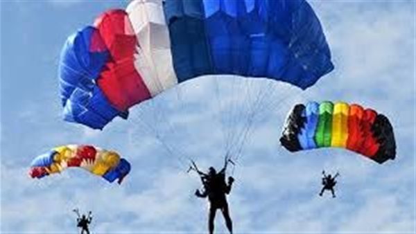 من الأهرامات إلى كعابيش.. التفاصيل الكاملة لهبوط 3 سائحين خطأ بالبراشوت 