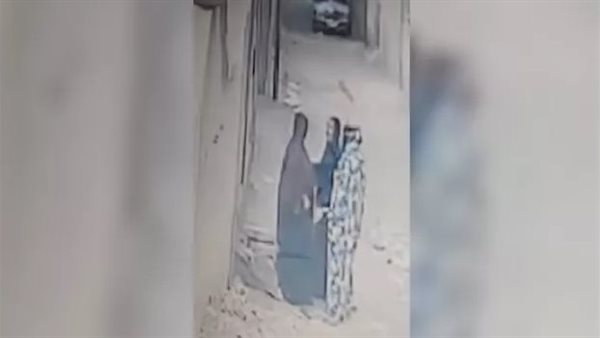غدرت بها.. سيدة تسكب مياه نار على جارتها بالزقازيق