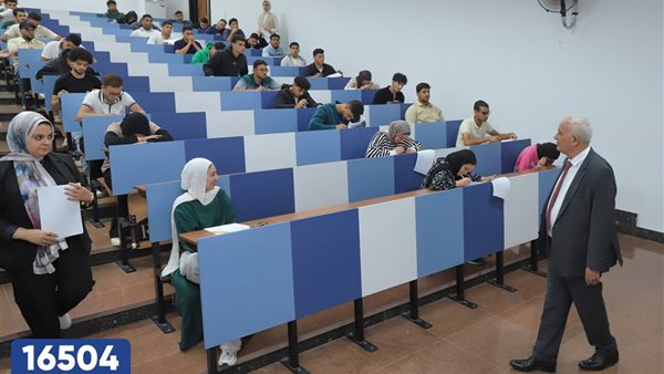 رئيس جامعة الريادة يتفقد امتحانات الميدتيرم بكلية إدارة الاعمال