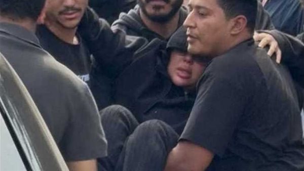 فقدت الوعي..انهيار زوجة إسماعيل الليثي أثناء تشييع جثمانه