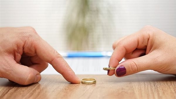 بتفتش البنطلون وتاخد الفلوس..عريس يطلب فسخ عقد زواجه في محكمة الأسرة بعد شهر واحد