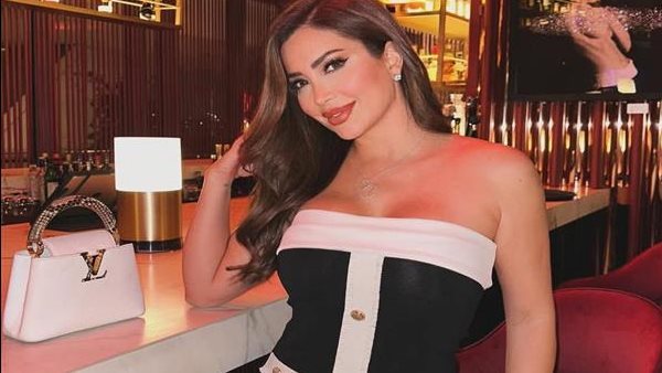 وردي مجسم..نسرين طافش تثير ضجة بهذه الإطلالة | شاهد