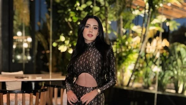 بطن مكشوف.. مي القاضي تثير الجدل بإطلالة جريئة | شاهد