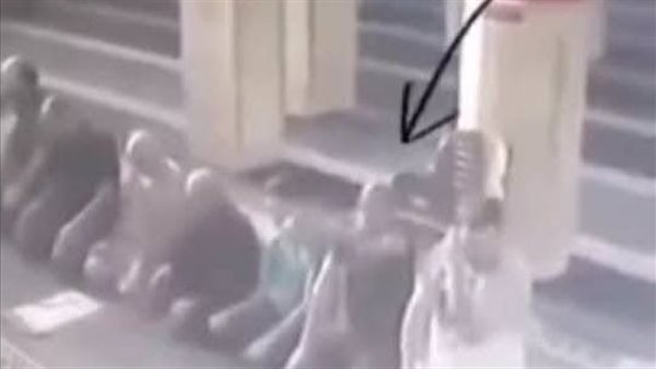 حسن الخاتمة.. شاب يفارق الحياة أثناء الصلاة في مسجد بالقاهرة | شاهد