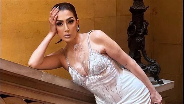 بالأسود.. غادة عبد الرازق تتصدّر التريند بجلسة تصوير جريئة | شاهد