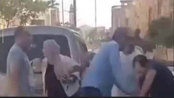 لقطات صادمة.. القصة الكاملة لخناقة سيدة وسائق على طريق عام بالجيزة | فيديو