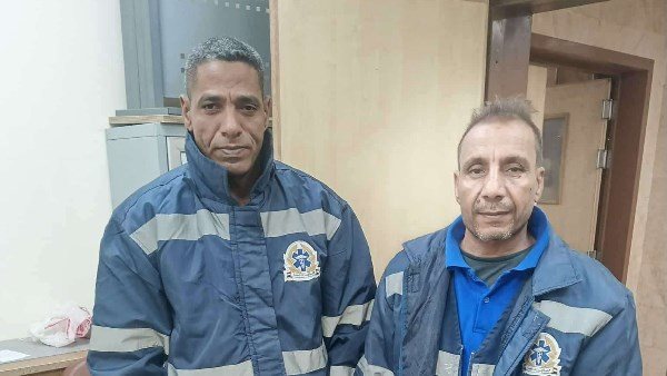 أمانة.. سائق ومسعف يسلمان 45 ألف جنيه ومتعلقات ثمينة لمصاب يمني 