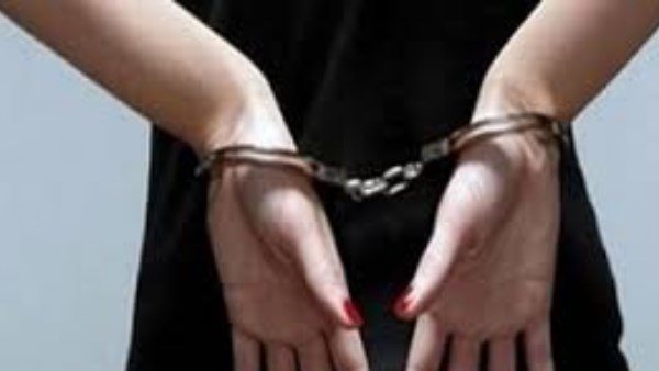  هاربة من 3 قضايا..تفاصيل مثيرة في حكاية النصابة وربة المنزل الثرية 