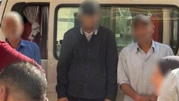 بماسك أسود.. مفاجأة تكشف عن شخص غامض بواقعة المدرسة الدولية بالسلام 