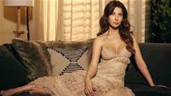 جيبة قصيرة.. نانسي عجرم تثير ضجة بإطلالة جريئة | شاهد