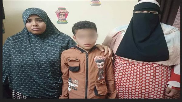 قطف رمانة.. سيدة بالبحيرة تتهم 3 من جيرانها بتعذيب طفلها كيًا بالنار 