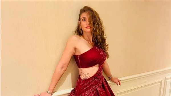  بالأحمر.. هيدي كرم تخطف الأنظار بإطلالة جريئة | شاهد