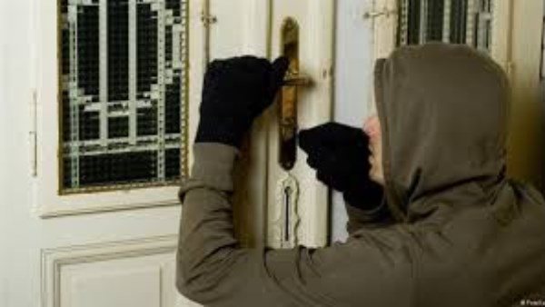  تعالى اسرق بابا واتقدملي.. تفاصيل مثيرة في تخطيط فتاة مع حبيبها لسرقة والدها بالوراق 