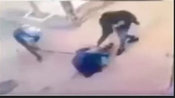 طلبت المساعدة من المارة.. سيدة تستغيث: جوزي وأهله بهدلوني