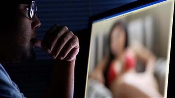  هاتيلي مجوهرات وأنا أسكت.. تفاصيل مثيرة في ابتزاز سكرتيرة بفيديوهات خارجة بأكتوبر 