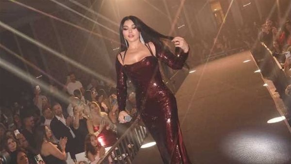 بالأسود.. هيفاء وهبي تثير ضجة بإطلالة جريئة | شاهد 