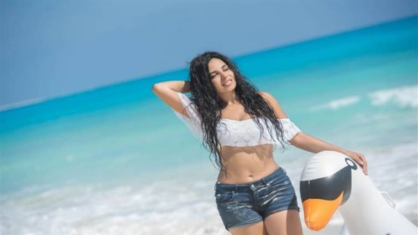  فستان مجسم.. نسرين أمين تثير ضجة بإطلالة جريئة | شاهد 