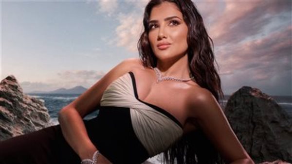  فستان قصير.. مي عمر تخطف الأنظار بإطلالة جريئة | شاهد 