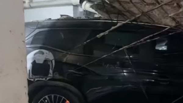 صدمة جديدة لأسرة إسماعيل الليثي.. سقوط سقف جراج على سيارة أرملته في الجيزة | شاهد